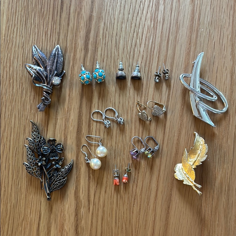 Assorted vintage earrings and broaches in great condition! From 70s-80s.